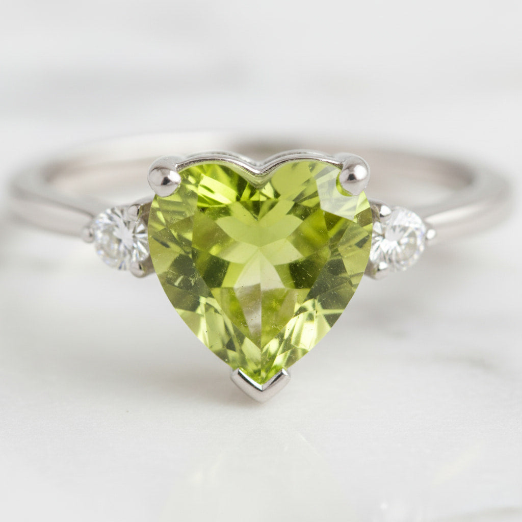 Peridot Ring - Eleganz & Erneuerung CrystalScents