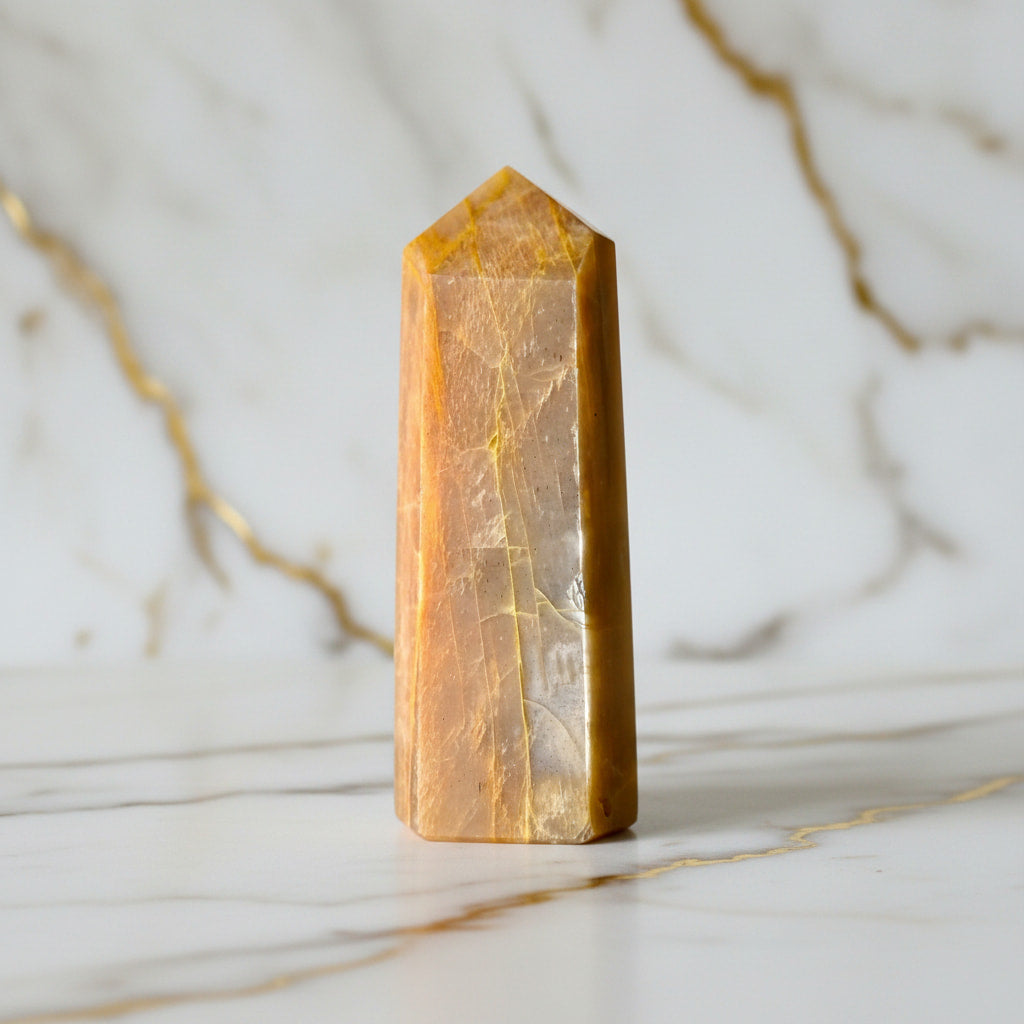 Mondstein Obelisk – Wärme & Kraft CrystalScents