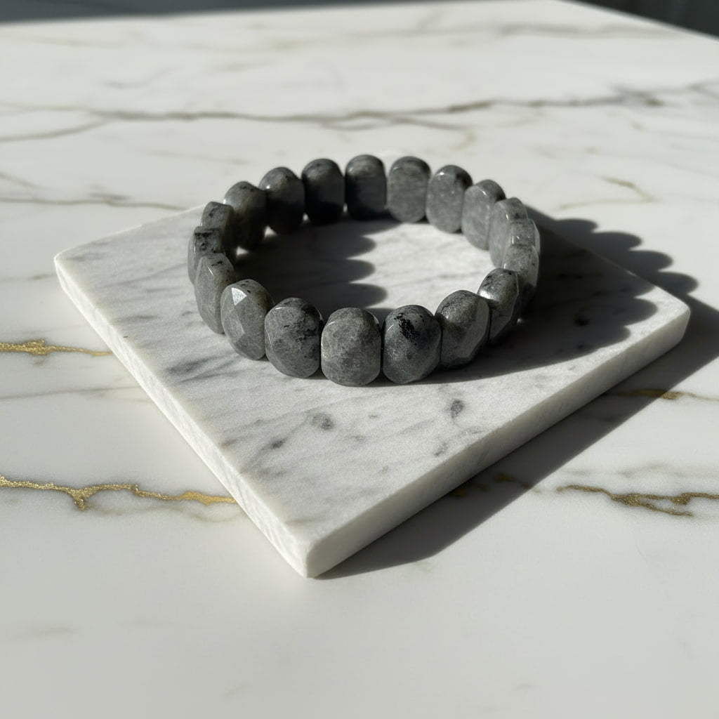 Larvikit Facettenarmband – Fokus & Transformation CrystalScents