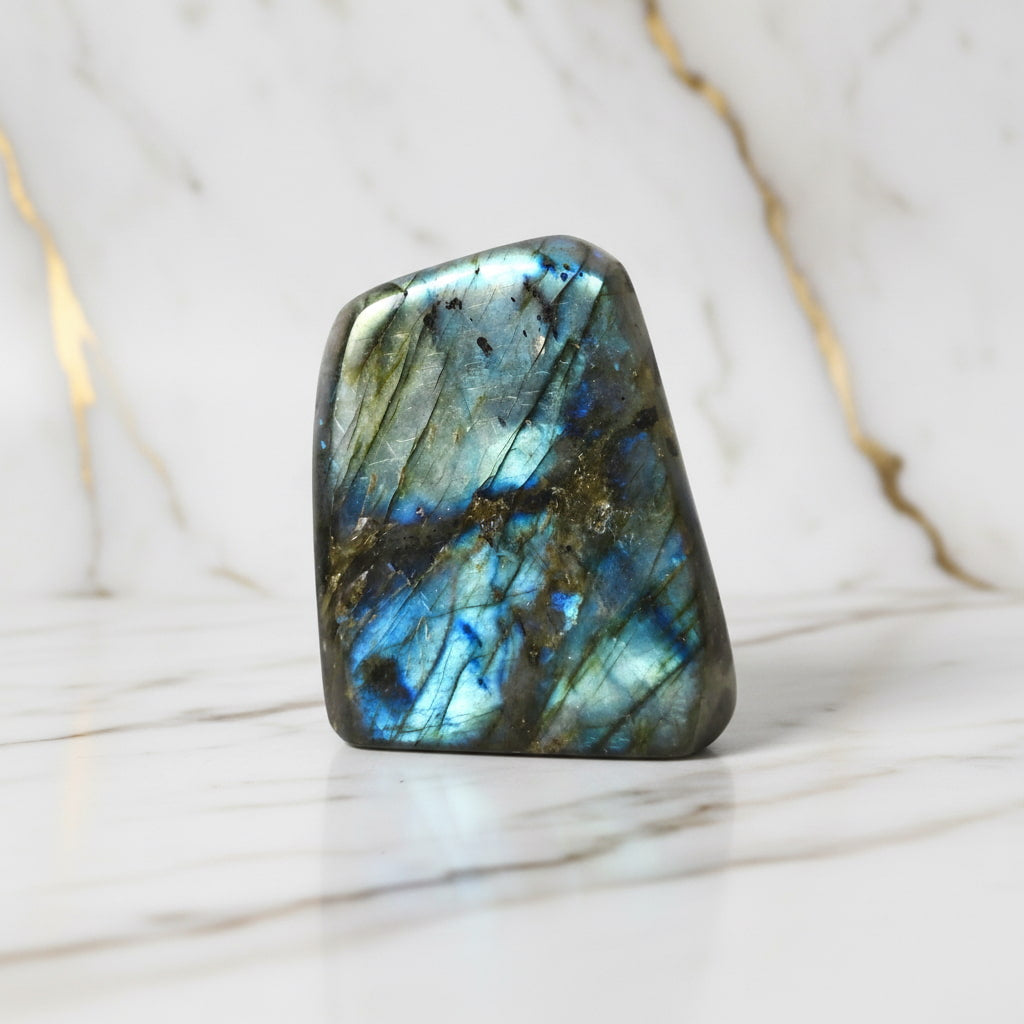 Labradorit Freiform – Lebendiges Farbenspiel aus Naturstein CrystalScents