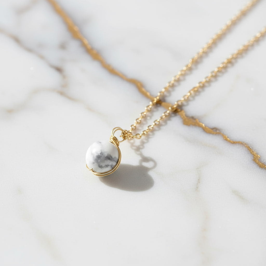 Howlit Halskette – Goldene Kette mit Kugel für Ruhe & Harmonie CrystalScents