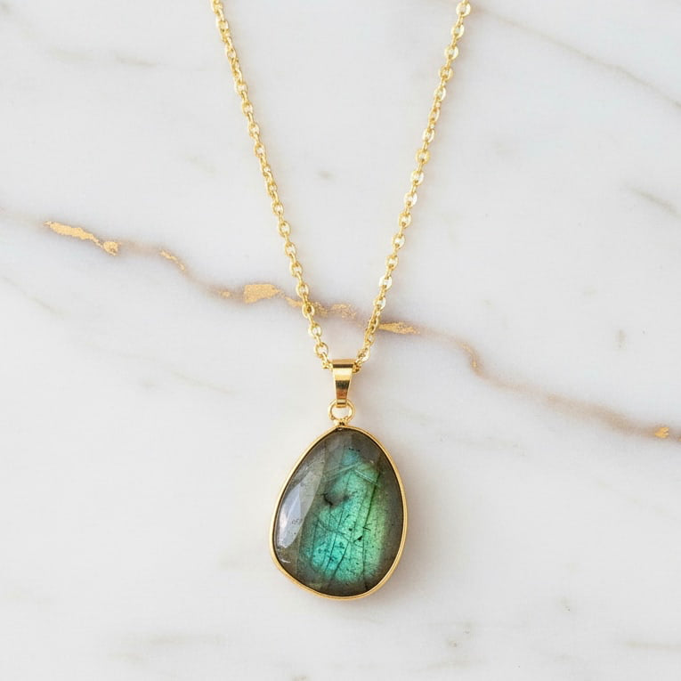 Labradorit Goldkette – Leuchtender Anhänger CrystalScents