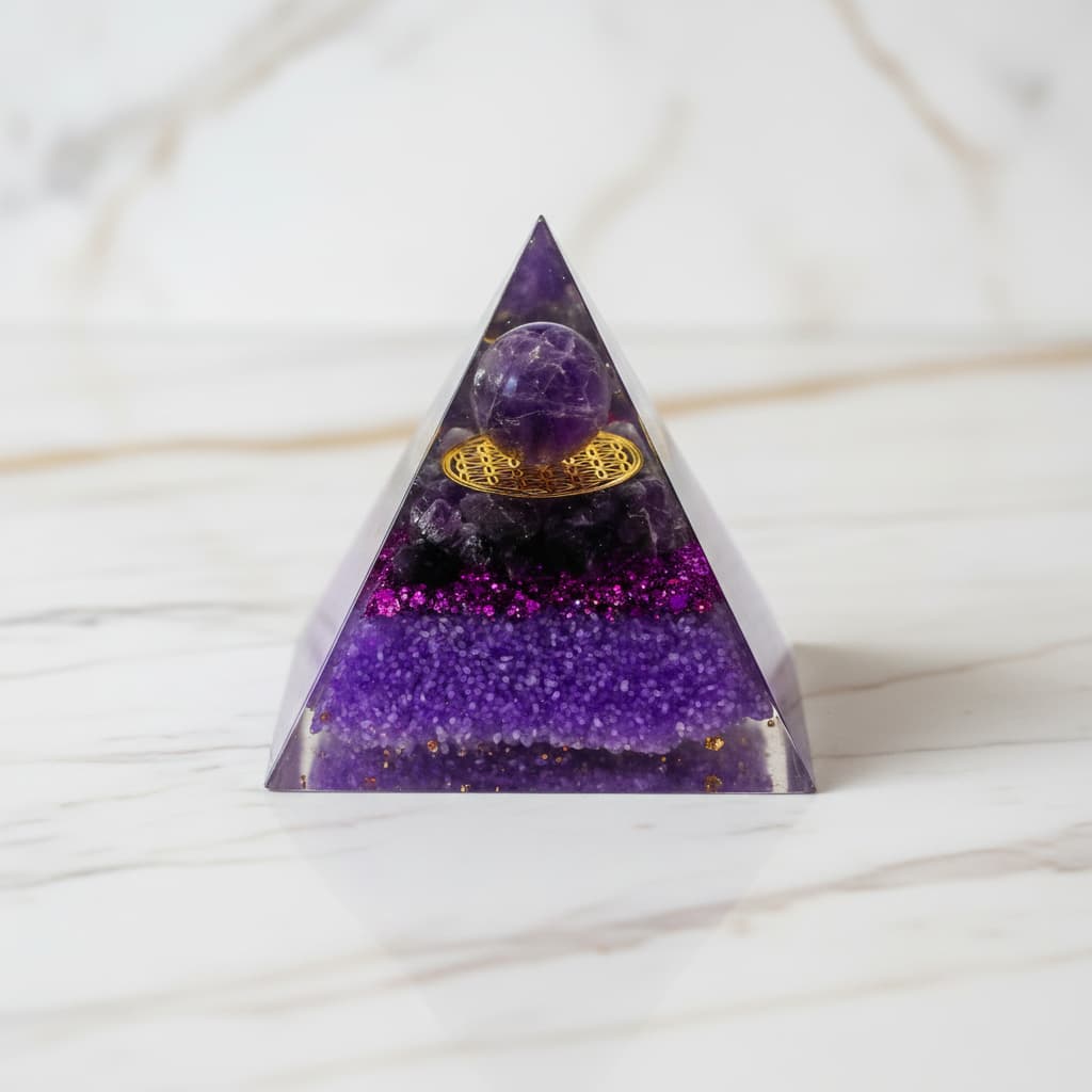 Amethyst Orgonit Pyramide - tiefe Energie CrystalScents