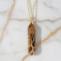 Tigerauge Halskette - Goldverzierter Doppelender CrystalScents