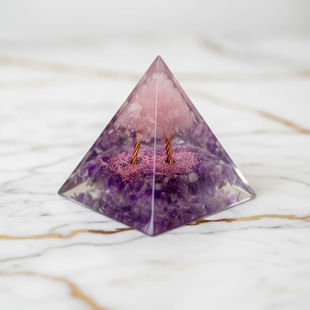 Orgonit Pyramide – Kirschblütenzauber mit Amethyst & Rosenquarz CrystalScents
