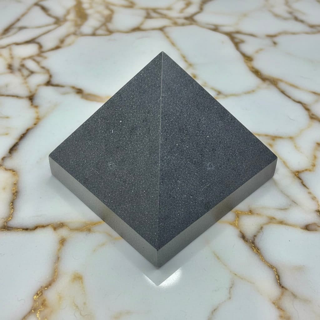 Shungit Pyramide – Kraftvoller Schutz CrystalScents