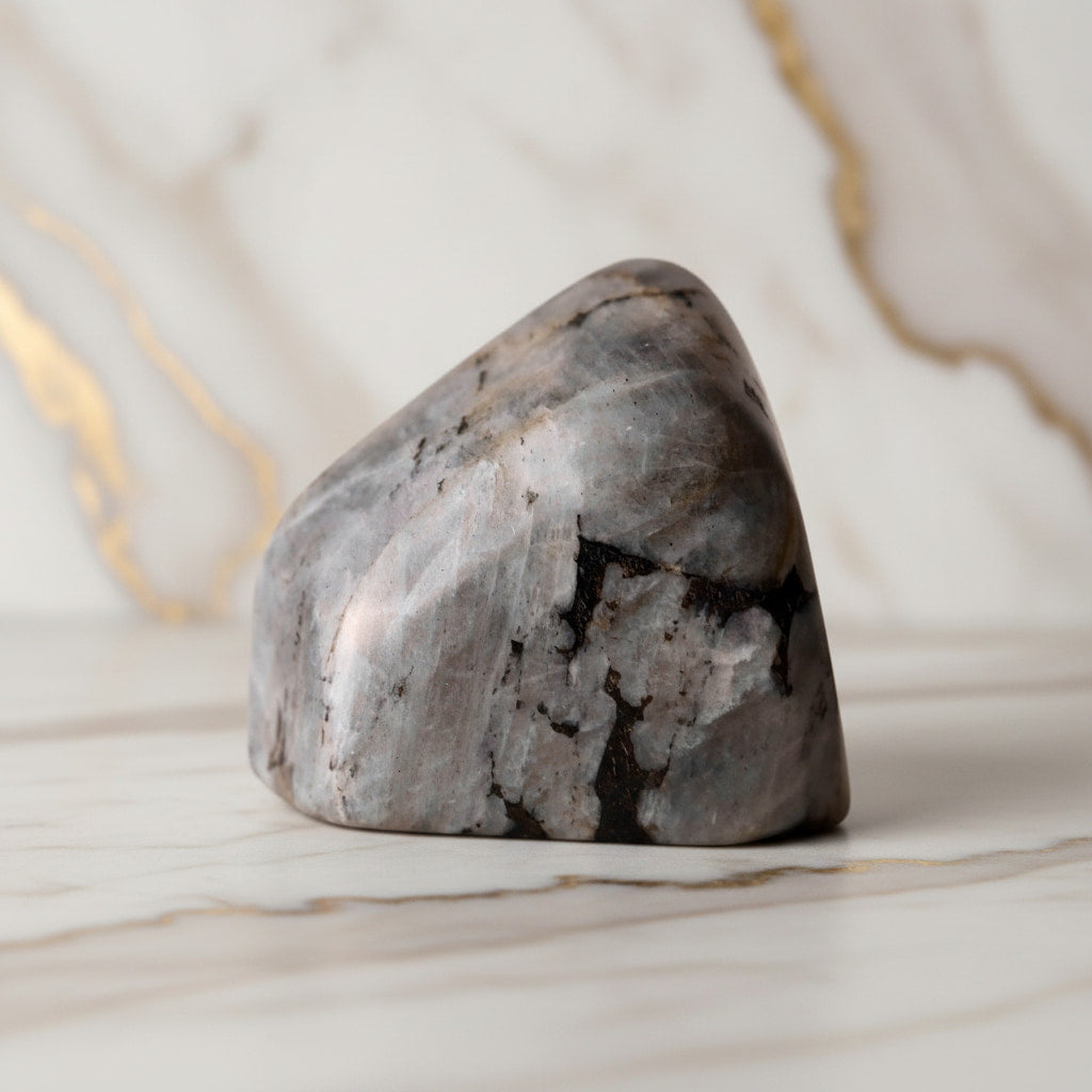 Labradorit Sunset Freiform – Mystisches Farbenspektakel CrystalScents
