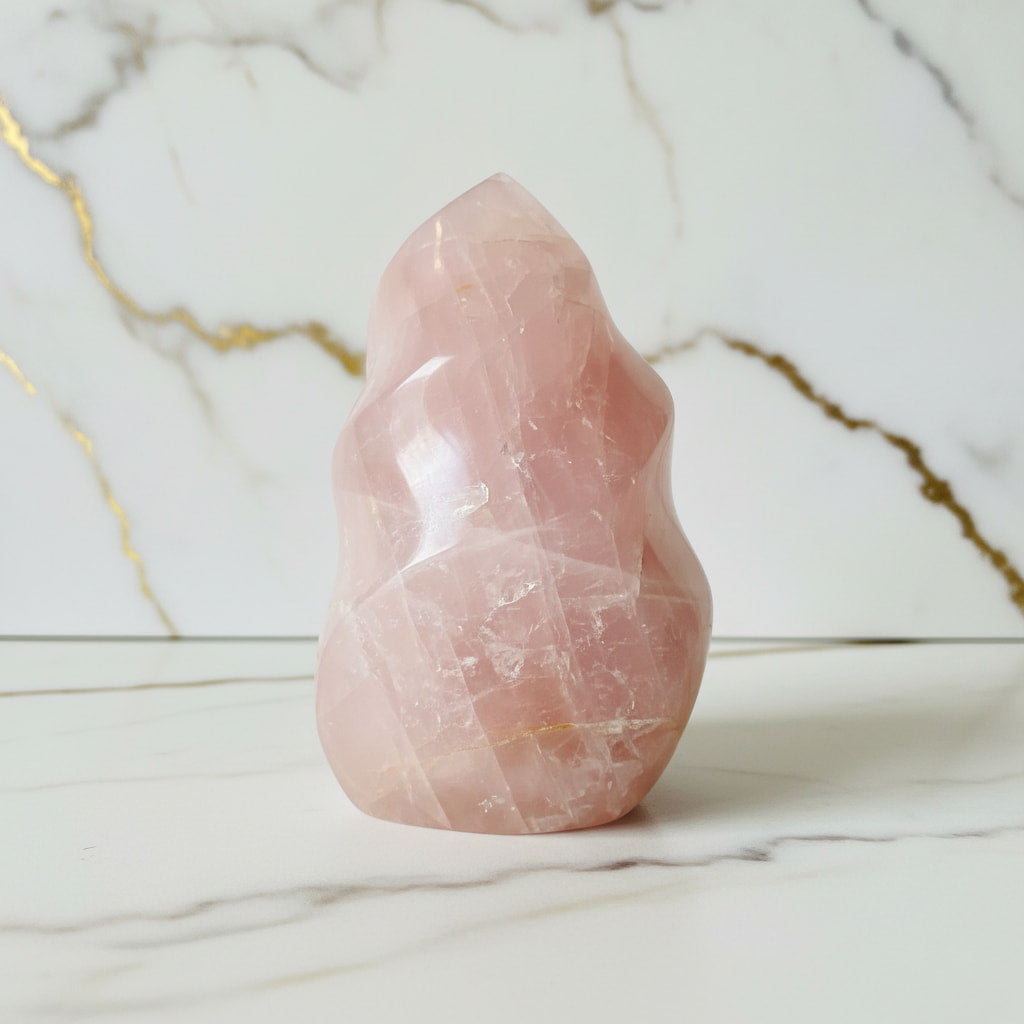Große Rosenquarz Flamme – Ausdrucksstarkes Naturjuwel CrystalScents