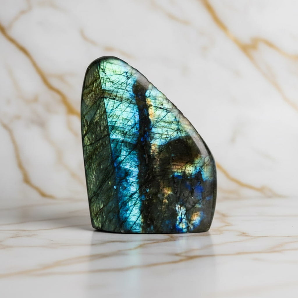 Labradorit Freiform – Mystische Aura JETZT sichern CrystalScents