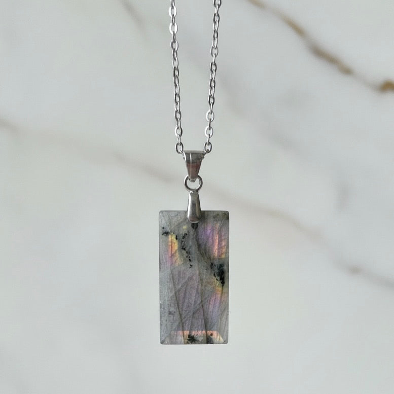Labradorit Halskette - Geschliffener Anhänger CrystalScents
