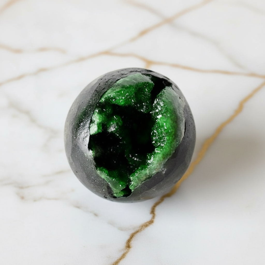 Amethystkugel mit grüner Druse – Strahlendes Kristallhighlight CrystalScents