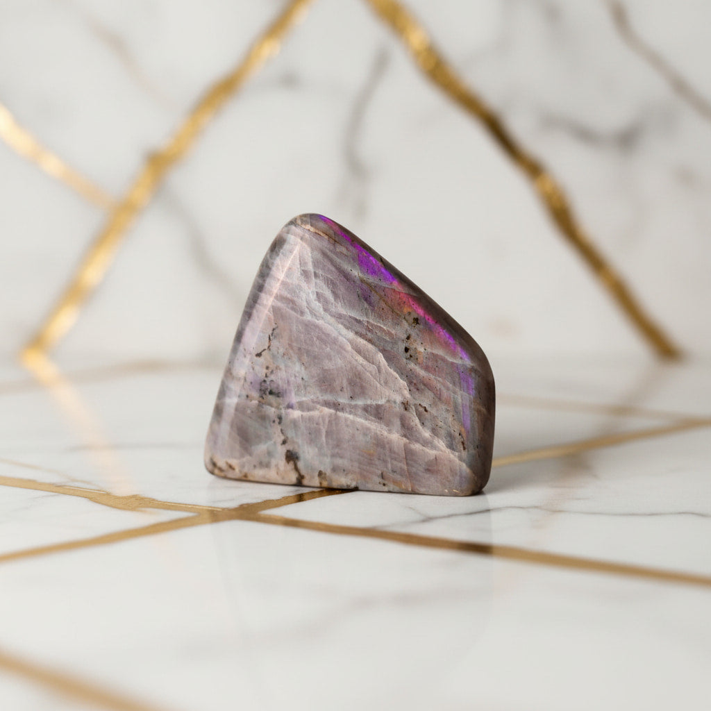 Labradorit Sunset Freiform – Mystisches Farbenspektakel CrystalScents