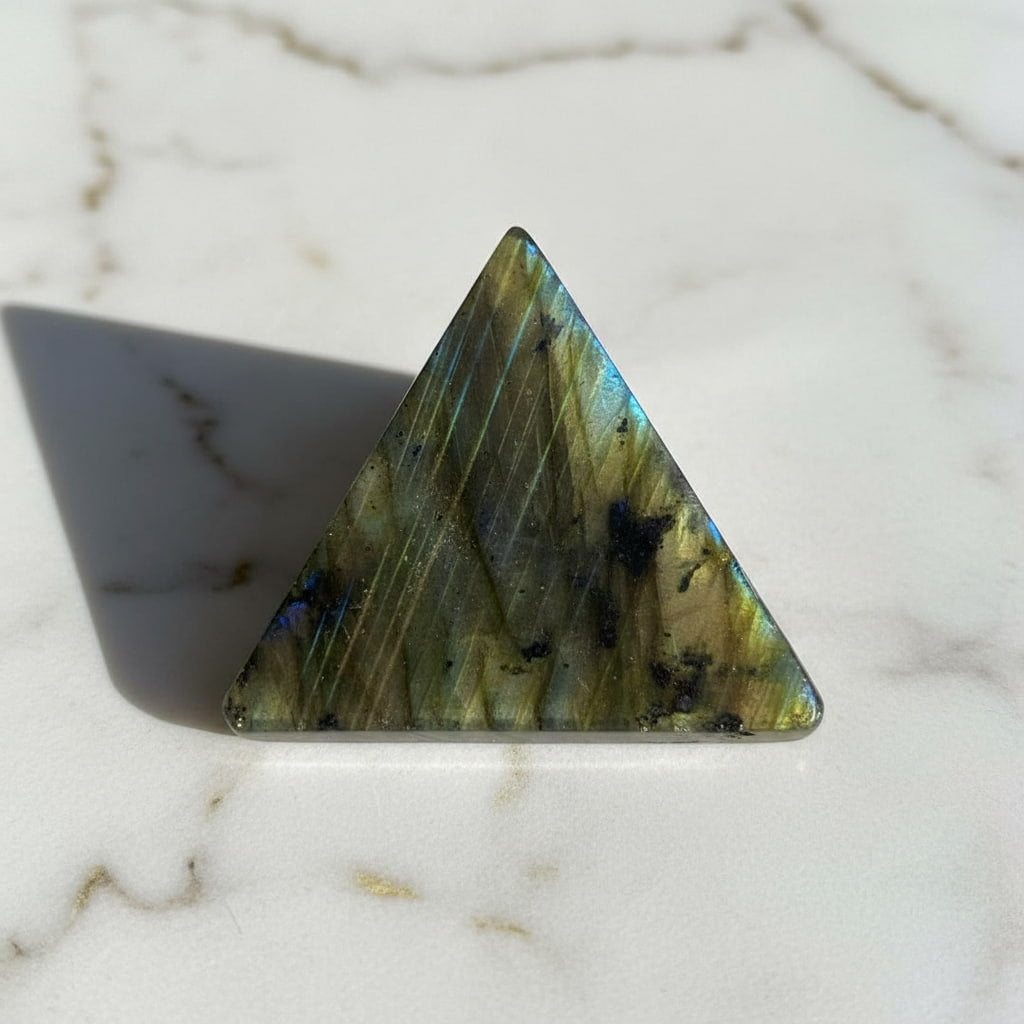 Labradorit Dreieck – mit lebendigem Farbspiel