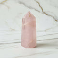 Rosenquarz Obelisk – Kraftquelle für innere Balance CrystalScents