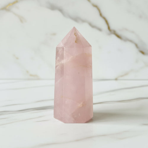 Rosenquarz Obelisk – Kraftquelle für innere Balance CrystalScents