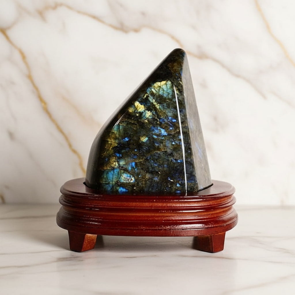Große Labradorit Freiform auf Podest – für besondere Wohnakzente CrystalScents