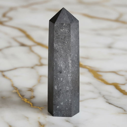 Shungit Obelisk – Form trifft natürliche Kraft CrystalScents