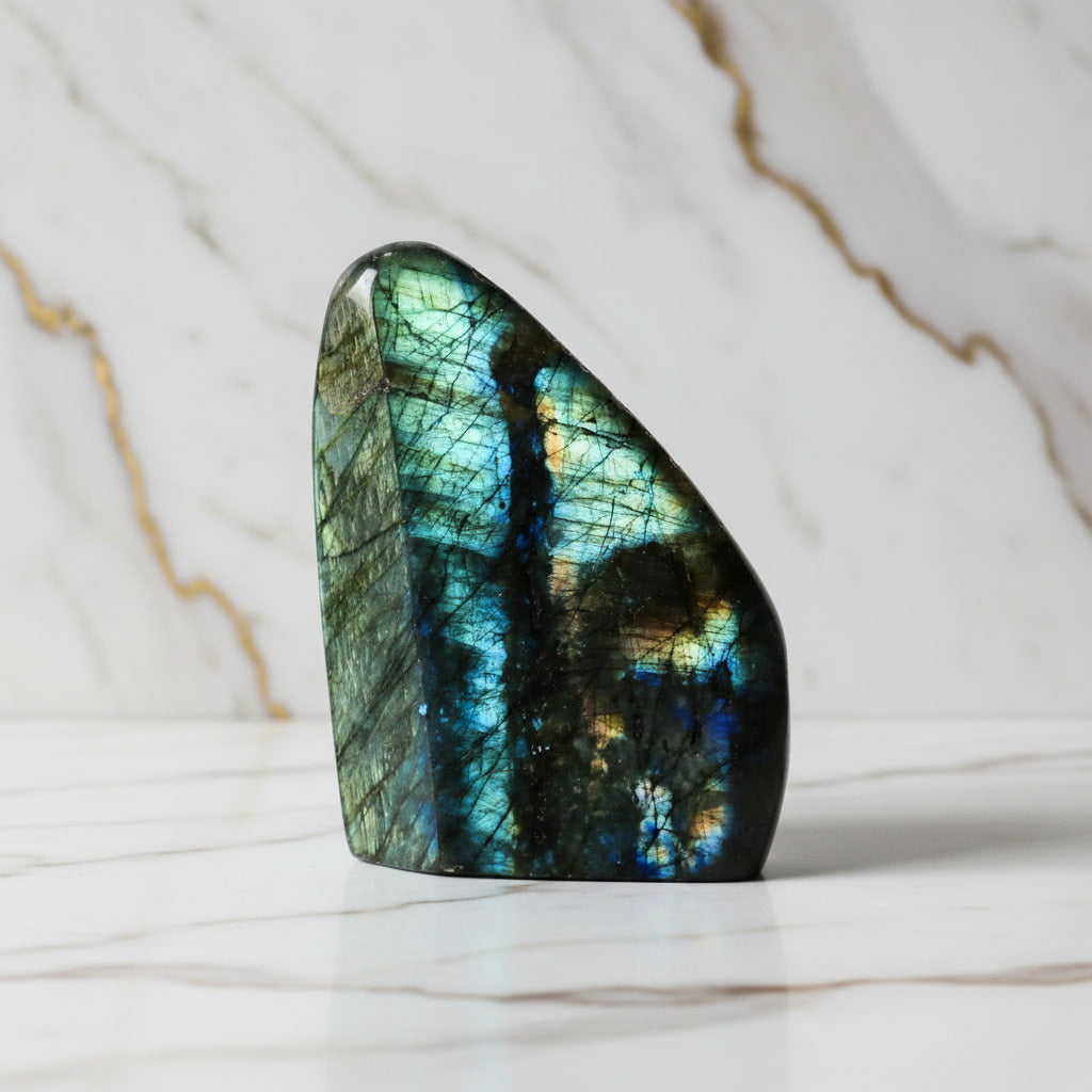 Labradorit Freiform – Mystische Aura JETZT sichern CrystalScents