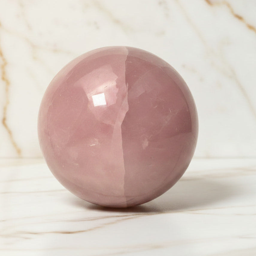 Rosenquarz Kugel – Zarte rosa Schwingungen