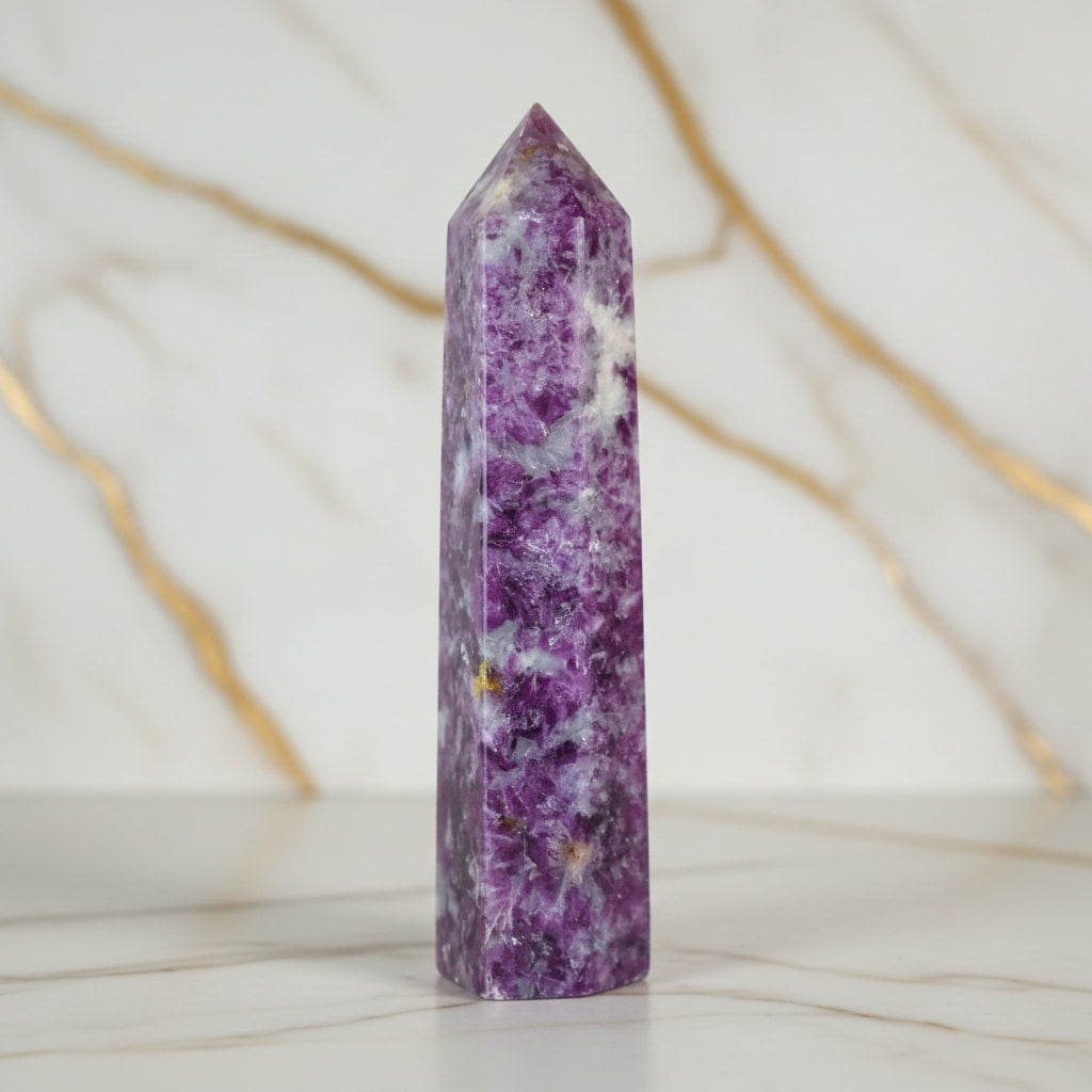Lepidolith Obelisk – Imposanter Lichtbringer CrystalScents
