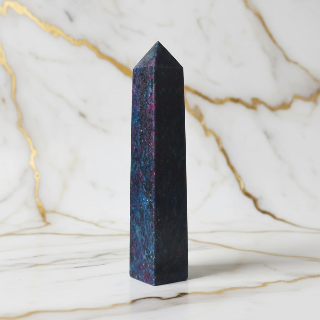 Cyanit Obelisk – Meditation & Deko JETZT sichern CrystalScents