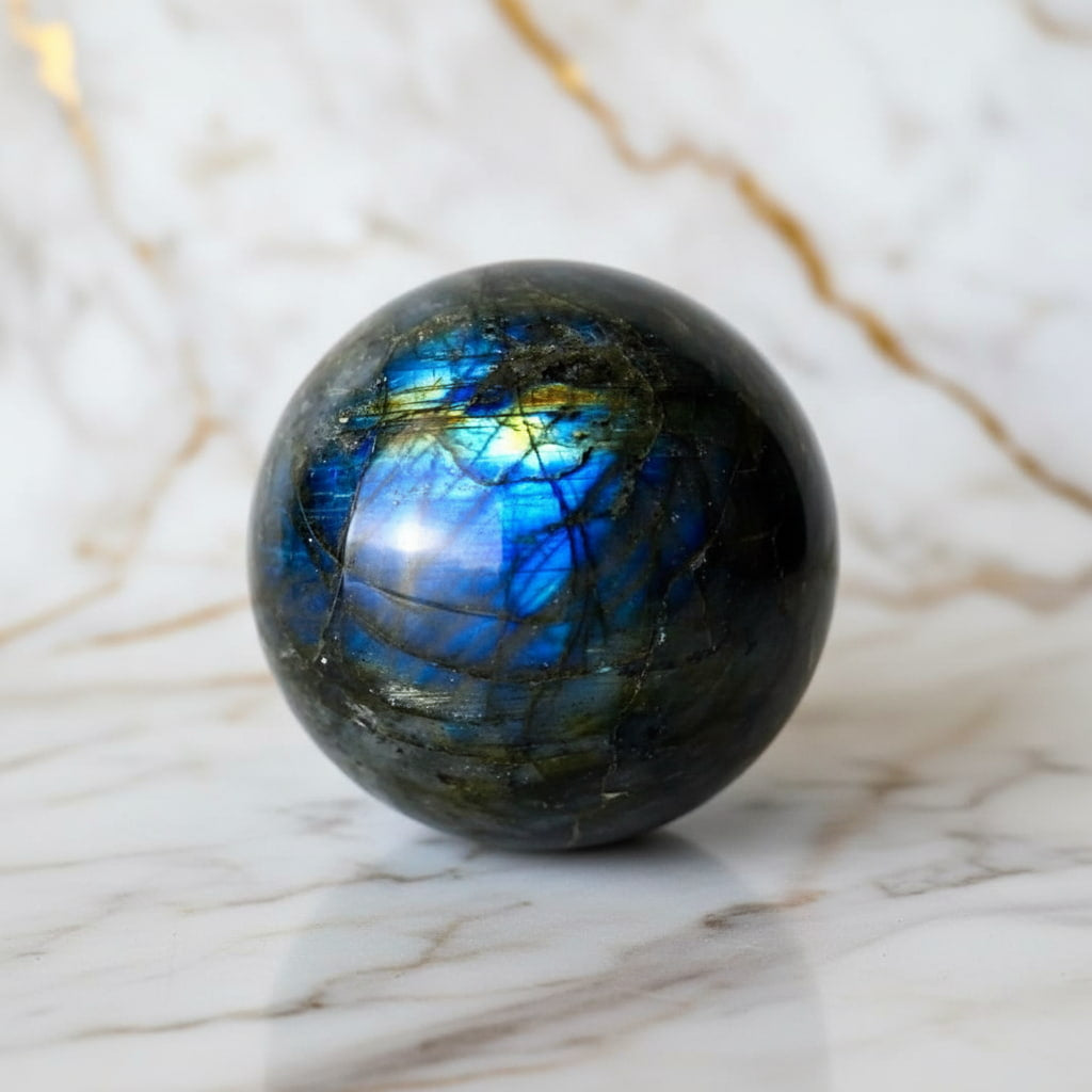 Labradorit Kugel – Magisches Farbspiel in Blau und Grün CrystalScents