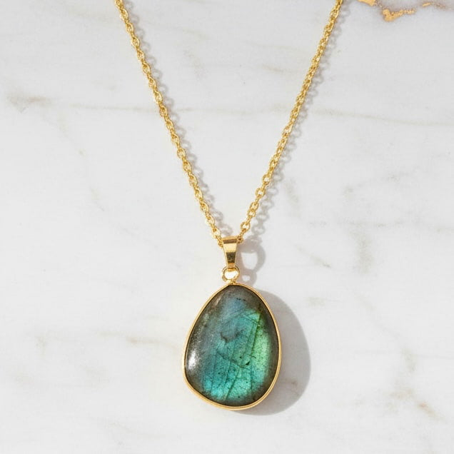 Labradorit Goldkette – Leuchtender Anhänger CrystalScents