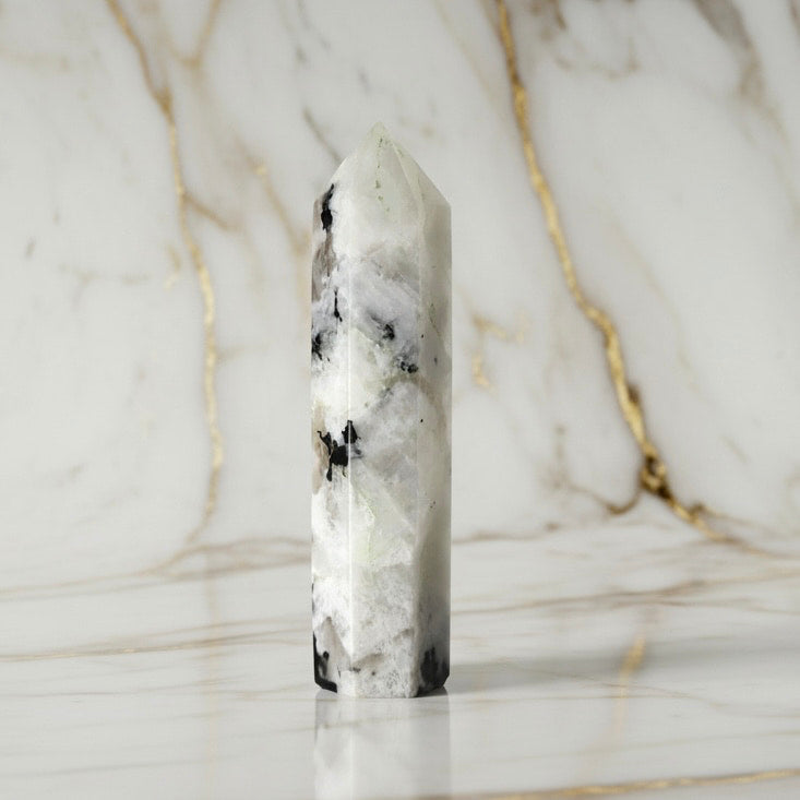 Mondstein Obelisk Schwarz-Weiß – Klarheit JETZT sichern CrystalScents