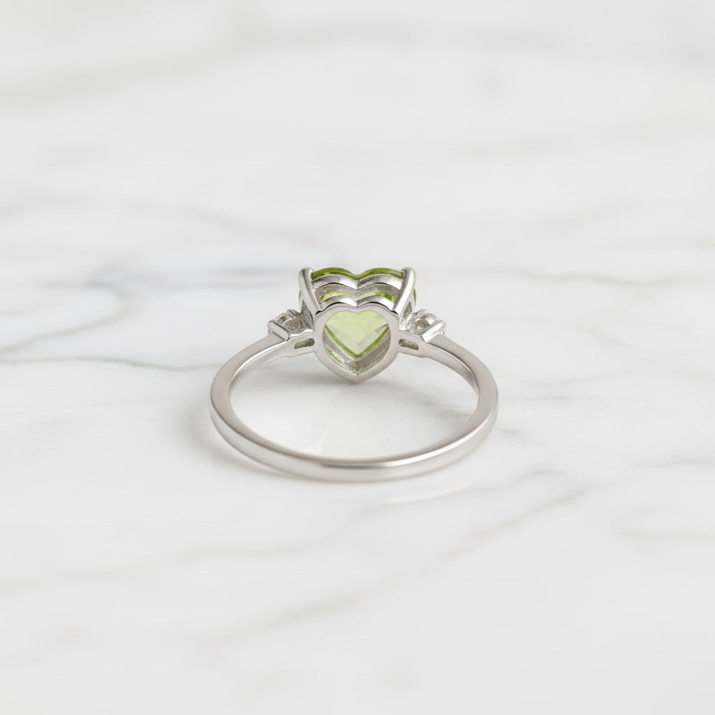 Peridot Ring - Eleganz & Erneuerung CrystalScents