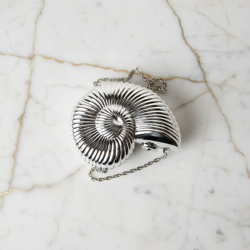 Clutch Muschel in Silber – Statement-Accessoire CrystalScents