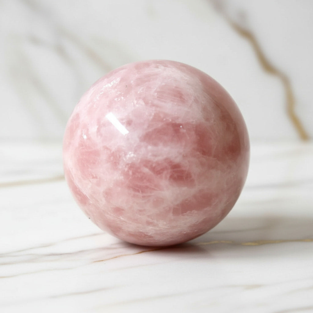 Große Rosenquarz Kugel – Gelassenheit & Geborgenheit CrystalScents