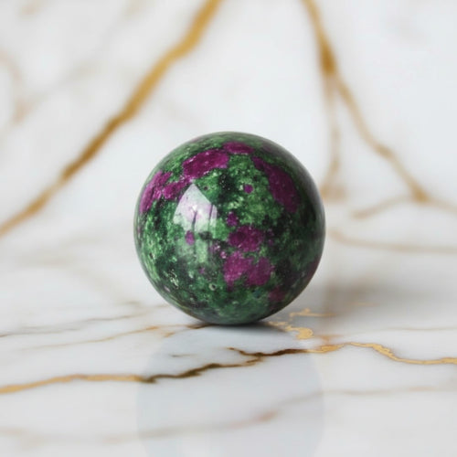 Mini Rubin Zoisit Kugel – Lebensfreude & Energie CrystalScents