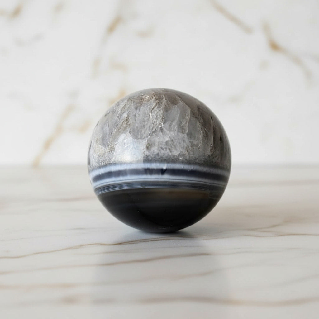 Achat Kugel – Schwarz & Weiß vereint