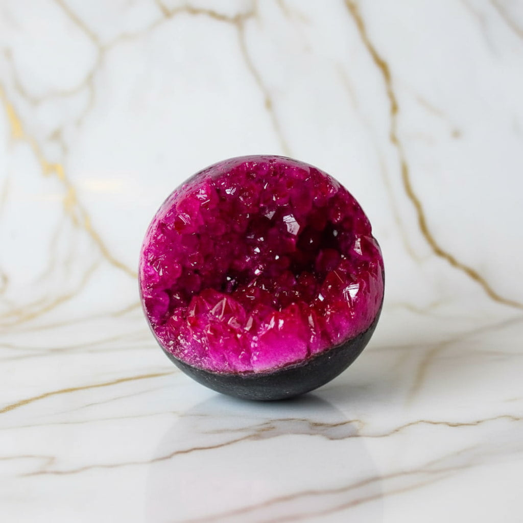 Amethystkugel mit pinker Druse – Funkelndes Kristallhighlight CrystalScents