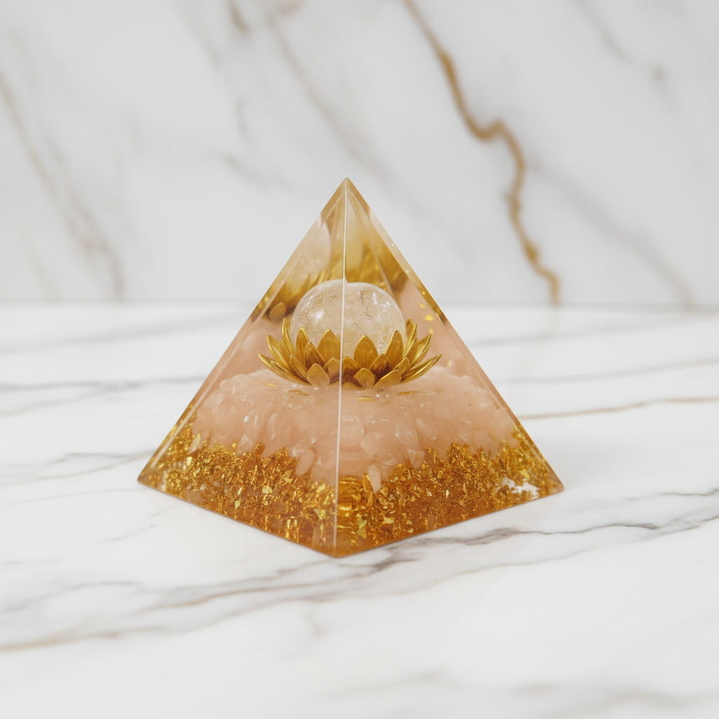 Rosenquarz Orgonit Pyramide - Goldener Lotus CrystalScents