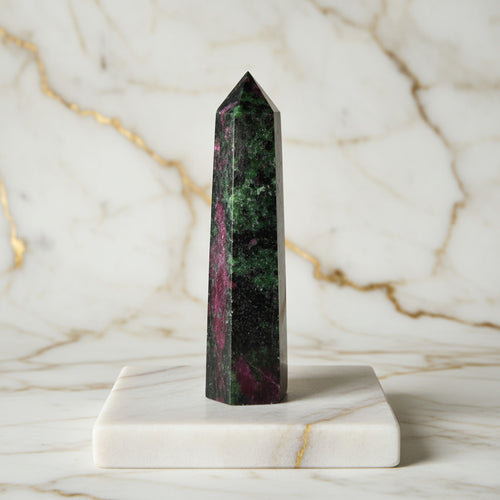 Rubin Zoisit Obelisk – Lebendige Muster CrystalScents