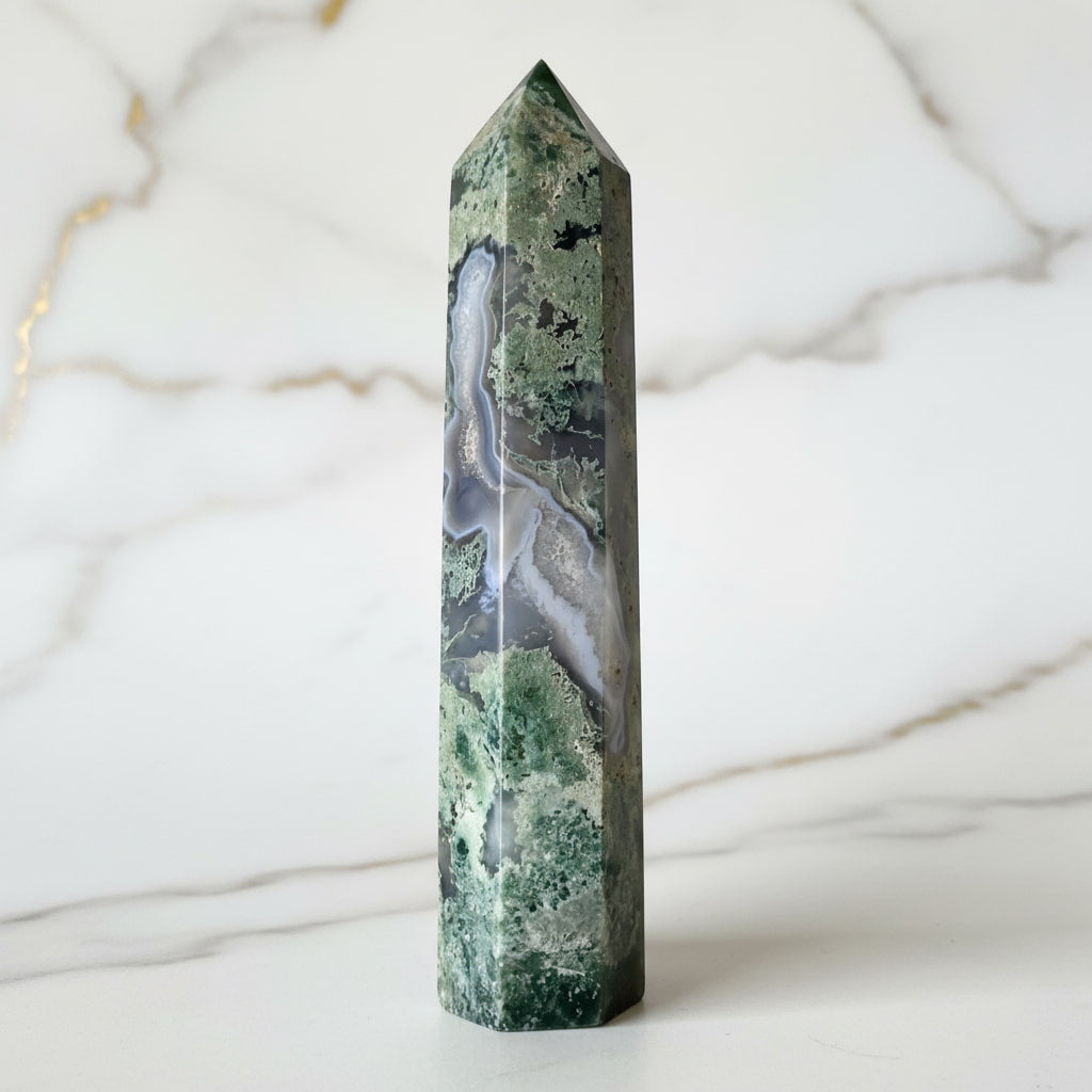 Moosachat Obelisk – Grünes Kristallhighlight