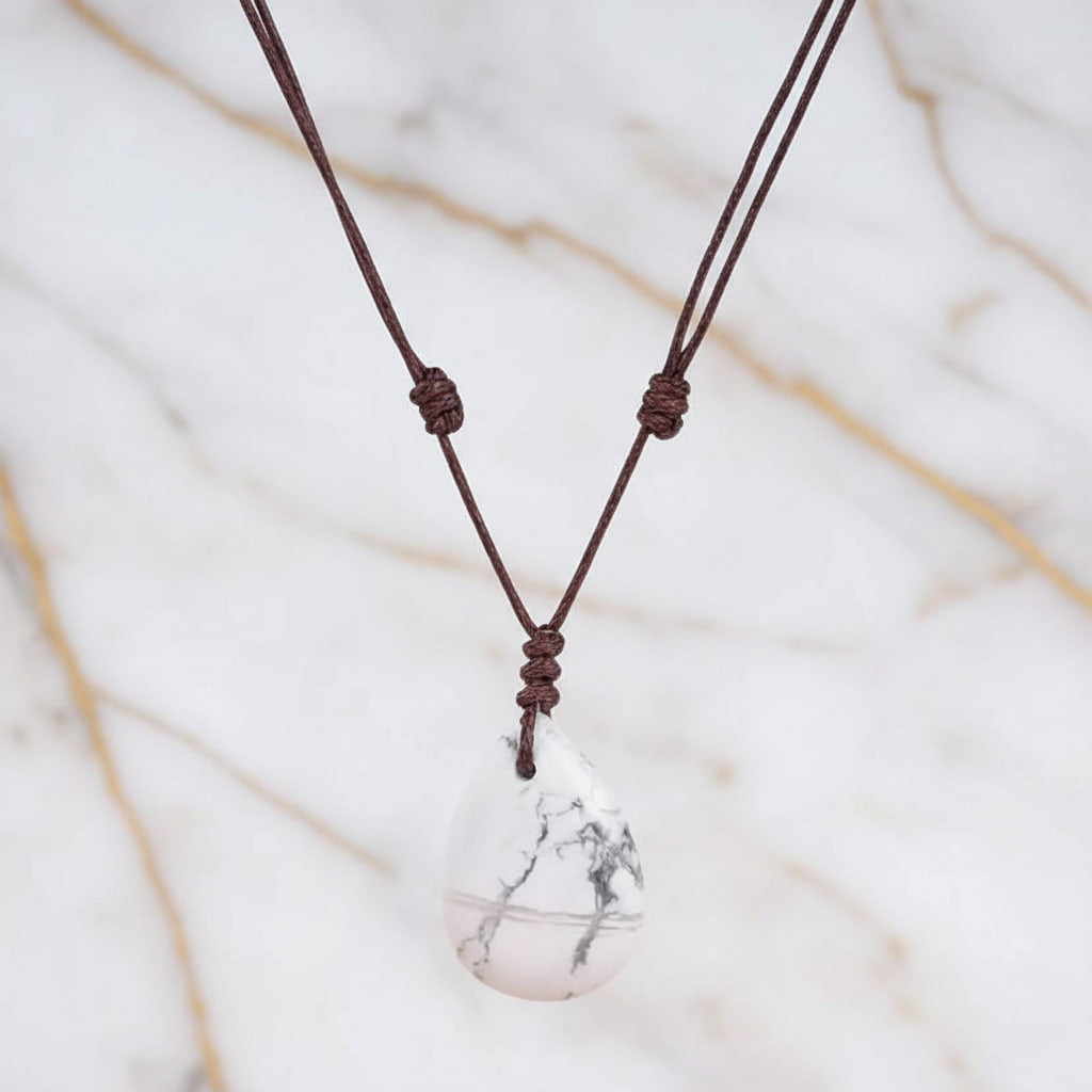 Howlit Halskette – Tropfenförmiger Anhänger für Ruhe & Gelassenheit CrystalScents