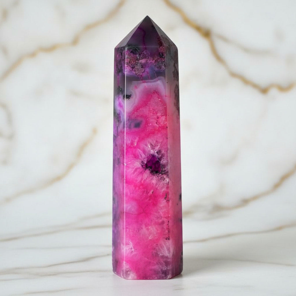 Achat Obelisk – Pinker Kristall voller Farbe & Lebendigkeit CrystalScents