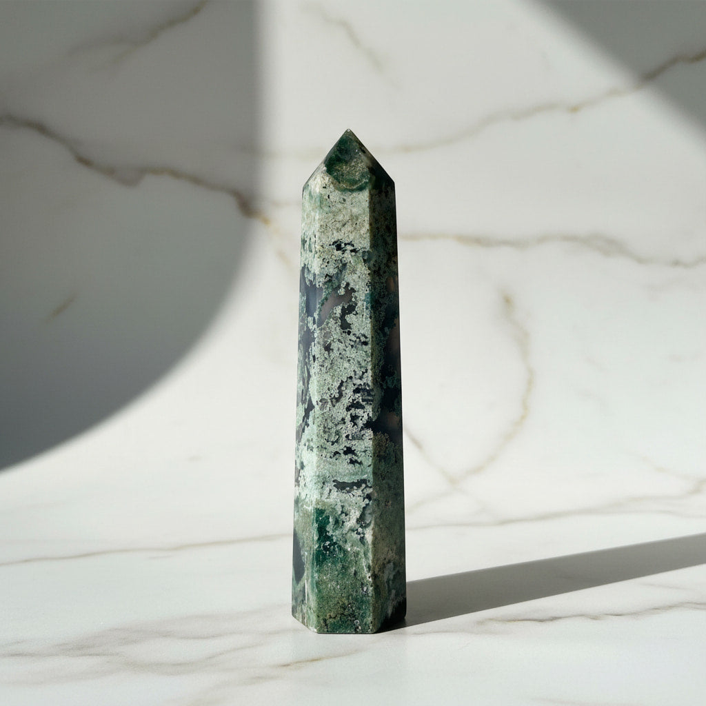 Moosachat Obelisk – Grünes Kristallhighlight