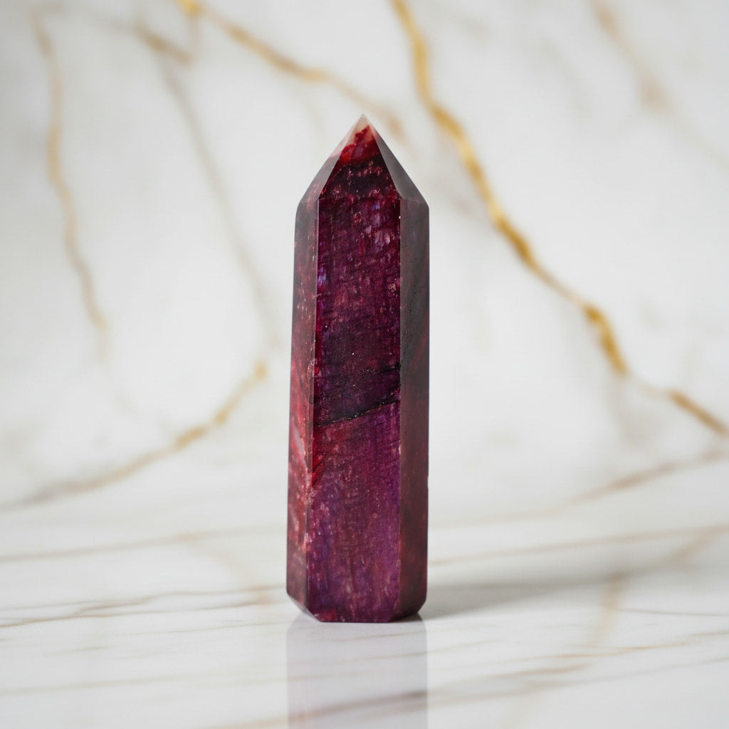 Mondstein Obelisk – Schimmerndes Rot JETZT sichern CrystalScents