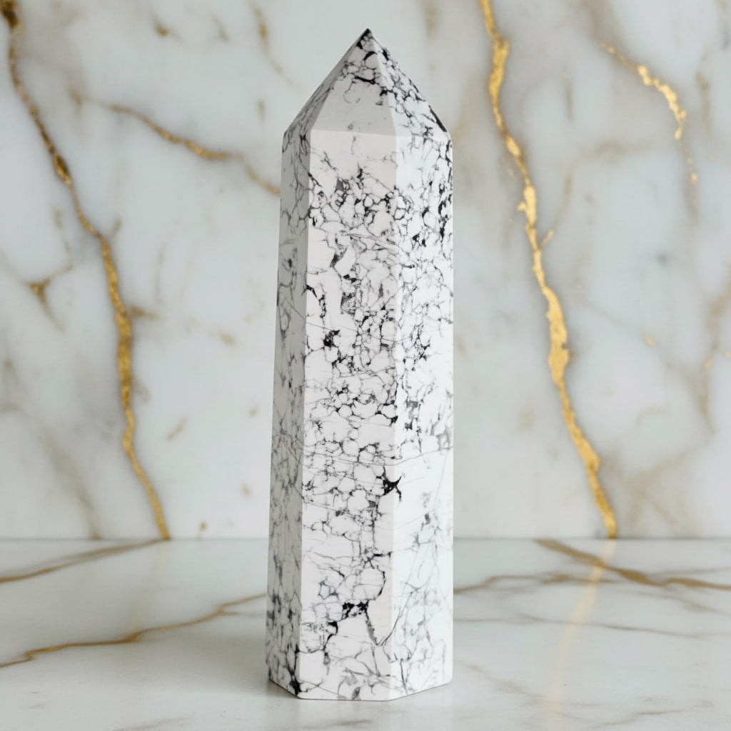 Howlit Obelisk – Kraftvolles Kristallobjekt für Ruhe & Balance CrystalScents