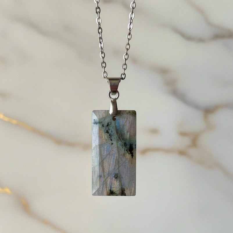 Labradorit Halskette - Geschliffener Anhänger CrystalScents