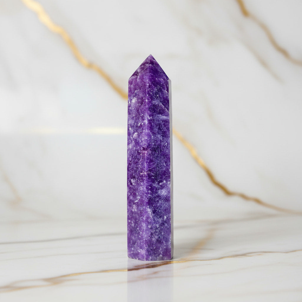 Lepidolith Obelisk – Begleiter für Gelassenheit CrystalScents