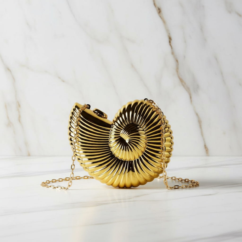 Clutch Muschel in Gold – Statement-Accessoire CrystalScents