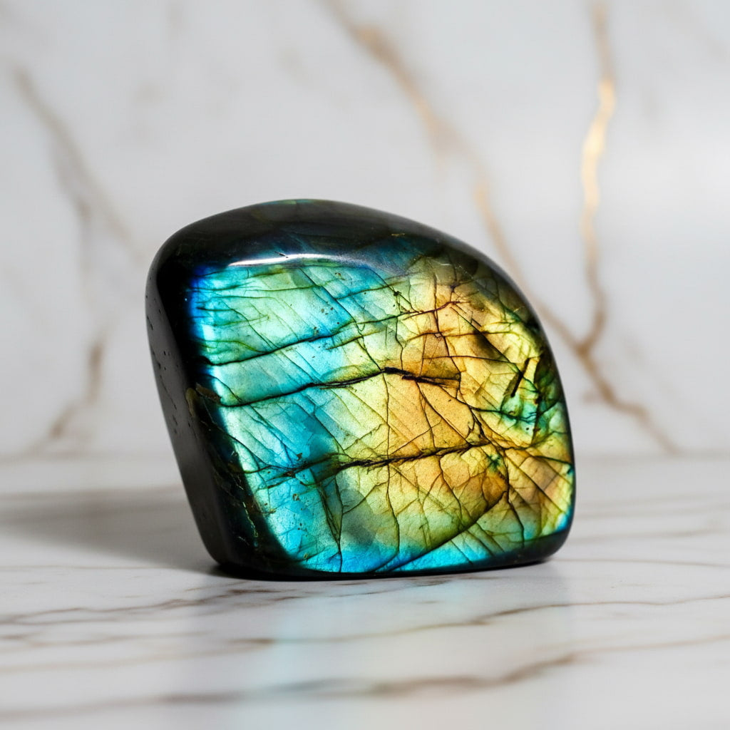 Labradorit Freiform – Mystik & Ausstrahlung CrystalScents
