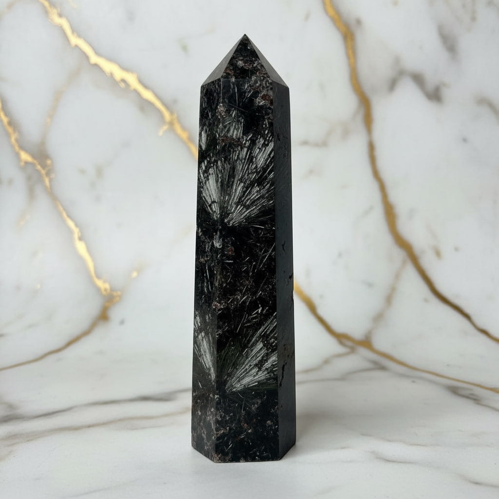 Astrophyllit Granat Obelisk - Naturjuwel mit Struktur CrystalScents