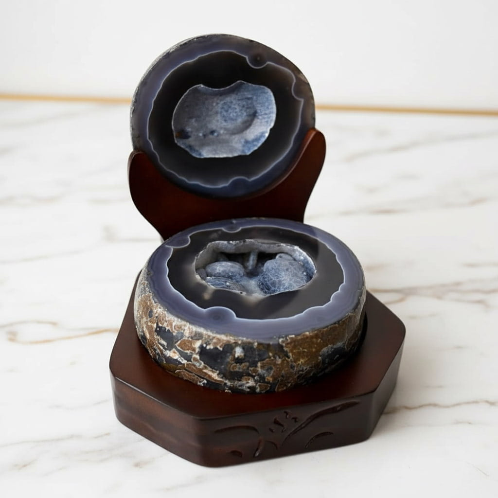 Achat Truhe auf dekorativer Basis