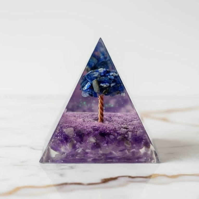 Orgonit Pyramide – Baum der Kraft mit Amethyst & Lapislazuli CrystalScents