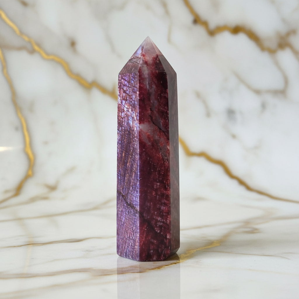 Mondstein Obelisk – Schimmerndes Rot JETZT sichern CrystalScents